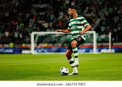 英国女歌手利帕现场观看阿根廷国家德比，并与里克尔梅合影